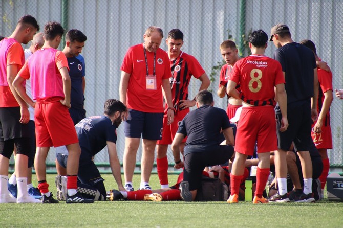 rizede-oynanan-u19-ligi-macinda-rakibiyle-carpisarak-yere-dusen-genclerbirligi-oyuncusu-bilincini-kaybedince-hastaneye-kaldirildi-3.jpg