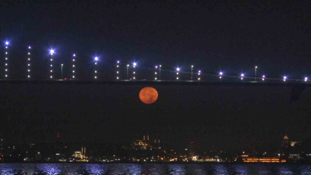 Süper Ay İstanbul’da seyirlik manzara oluşturdu