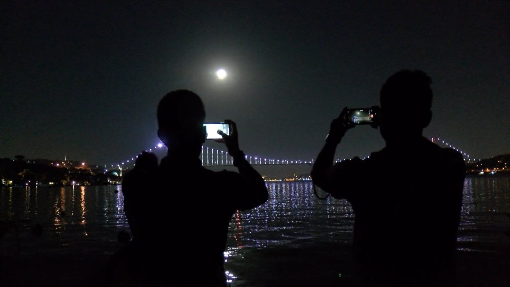 İstanbul'da 'Mavi Ay' En Parlak Konumuna Ulaştı; Vatandaşlar O Anı Görüntüledi