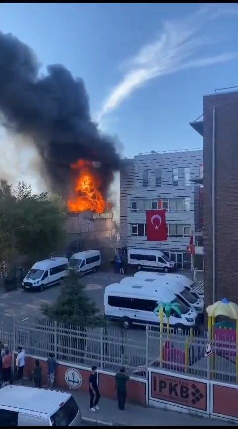 Bağcılar'da Geri Dönüşüm Tesisinde Yangın-1