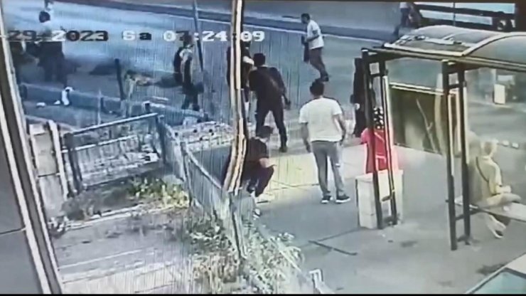 Bayrampaşa’da Polis Bıçaklı Saldırganı Bacağından Vurarak Etkisiz Hale Getirdi