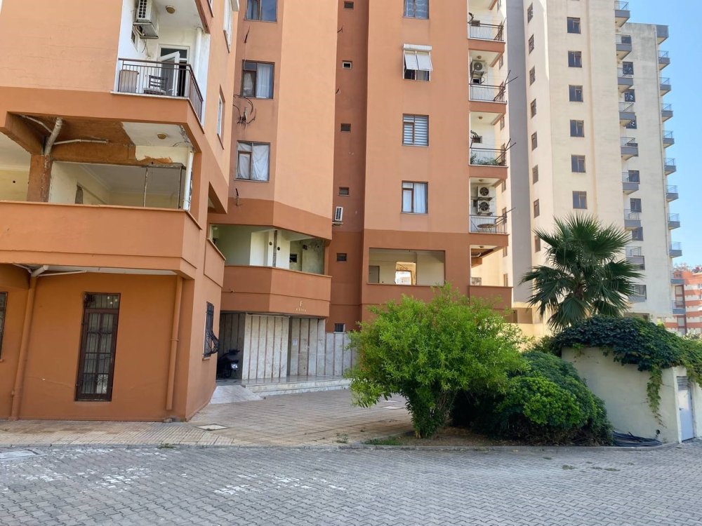 Boşaltılan 26 yıllık sitenin kapısına mühür vuruldu, hırsızlık olaylarına karşı kaynak atıldı