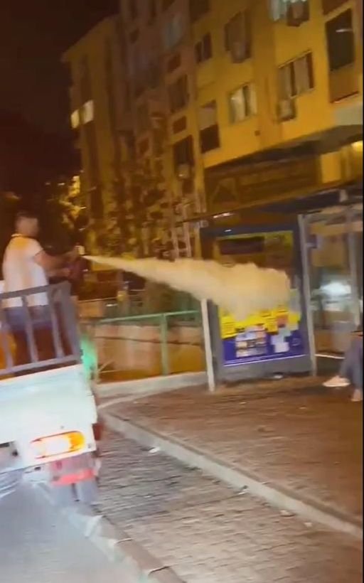 Durakta Bekleyen Trans Bireye Yangın Söndürme Tüpüyle Gaz Sıktılar