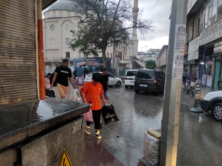 İranlı Turistler Sağanağa Hazırlıksız Yakalandı