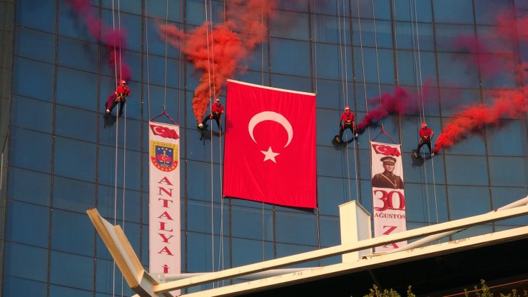 Jak'tan 30 Ağustos'a Özel Bayrak