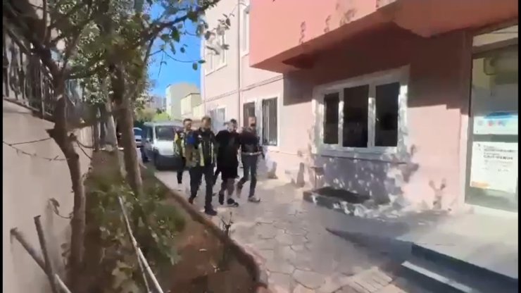 Küçükçekmece'de Trafiği Durdurup Halay Çeken 5 Sürücüye 18 Bin Lira Ceza