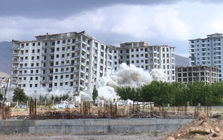 Malatya'da Ağır Hasarlı 9 Katlı 2 Bina, Dinamit Kullanılarak Yıkıldı