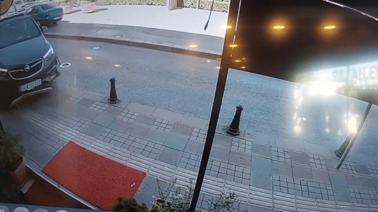 Sultanbeyli'de Direksiyon Hakimiyetini Kaybetti; Emlak Ofisine Girdi