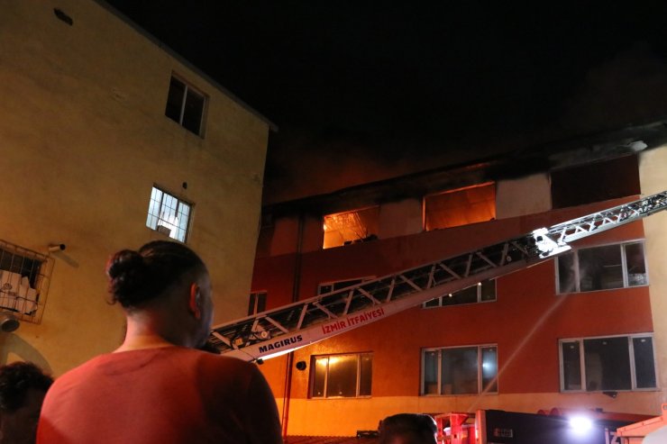 4 Katlı Binanın Çatı Katında Çıkan Yangın, 3 Saatte Söndürüldü