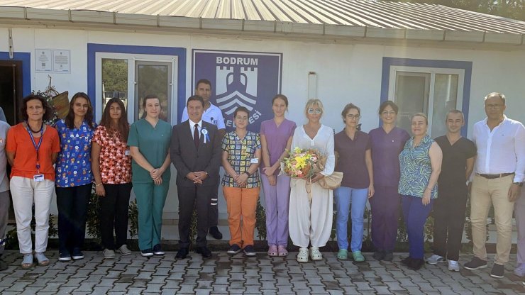 Ajda Pekkan Bodrum'da Hayvan Barınağını Gezdi: Sokaktakileri De Korumak Lazım