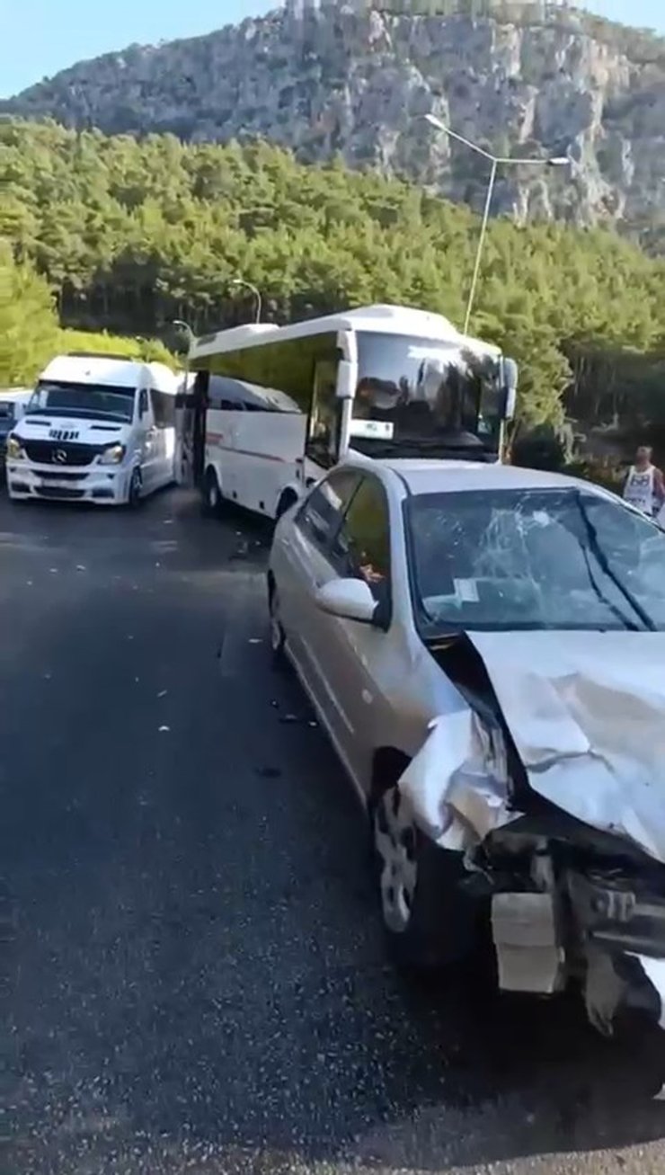 Antalya'da 12 Aracın Karıştığı Zincirleme Kaza