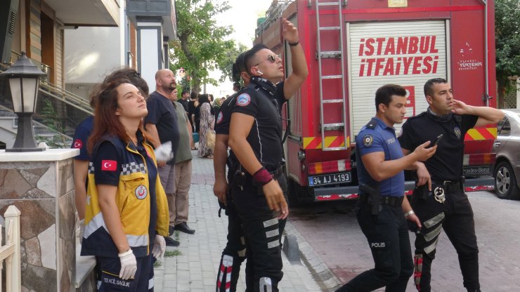 Avcılar'da Kız Arkadaşından Ayrıldığı İçin Çatıya Çıktı; Ekipleri Beklettiği İçin Özür Diledi