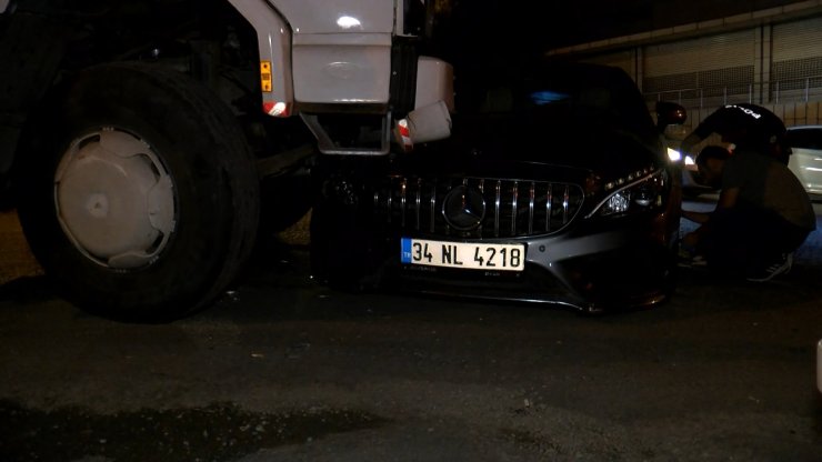 Başakşehir'de Kurşunlanan Otomobil Kamyona Çarptı