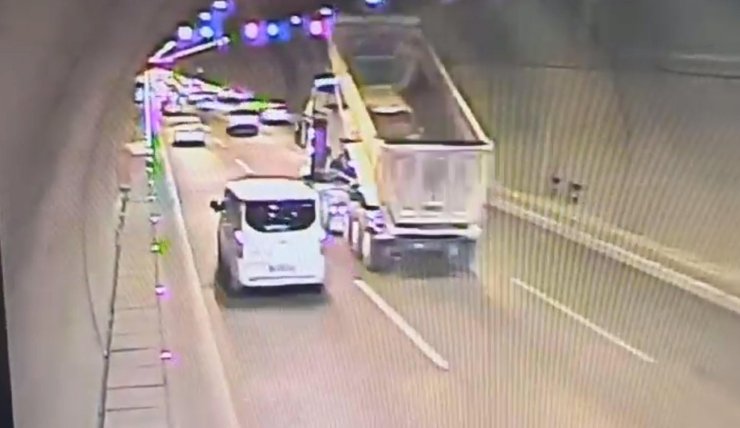 Damperi Açık Kalan Kamyon, Dmi Levhasını Devirdi