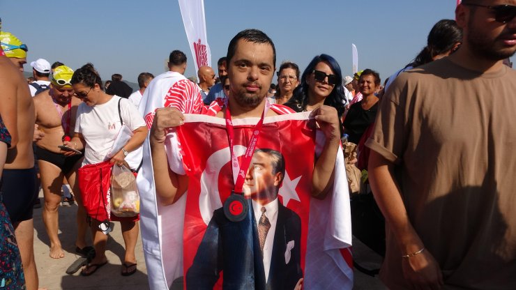 Down Sendromlu Milli Yüzücü, Boğazı Yüzerek Geçti