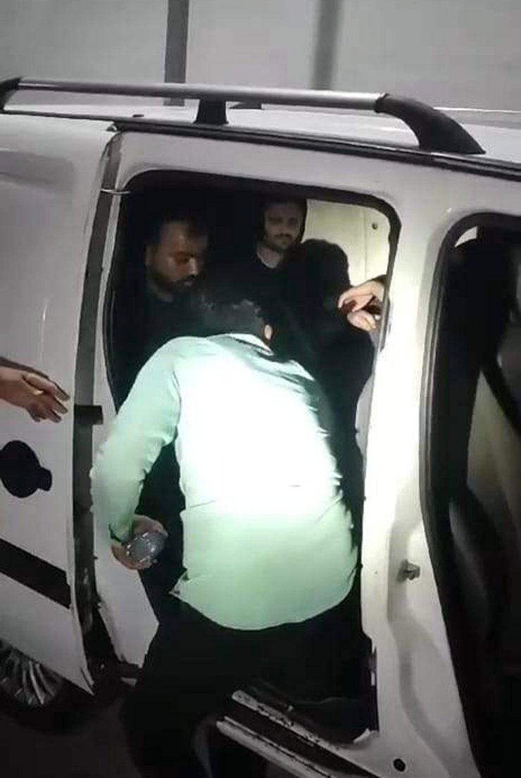 Hafif Ticari Araçtan 10 Kaçak Göçmen Ve 2 Organizatör Çıktı