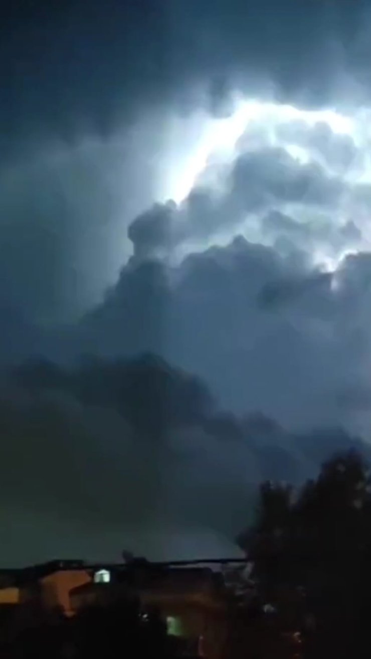 İstanbul'da 'Elektrik Fırtınası' Gökyüzünü Aydınlattı