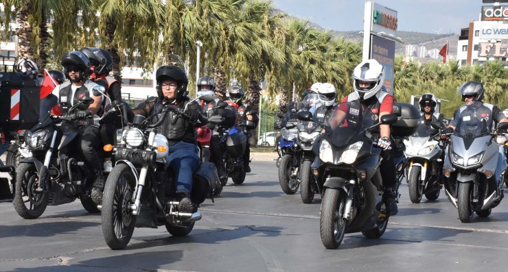 İzmir'de Motosiklet Ve Klasik Otomobillerle '30 Ağustos' Korteji