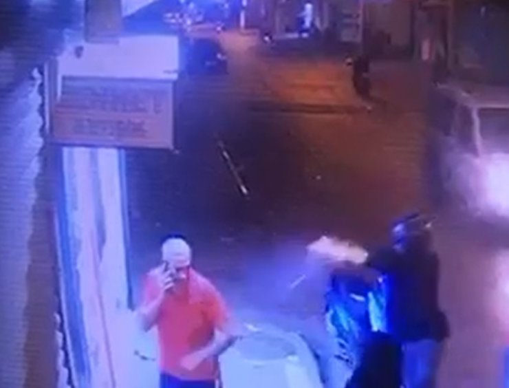 Kaldırımda Telefonla Konuşan Kişiye Çifte Tabancalı İnfaz Kamerada