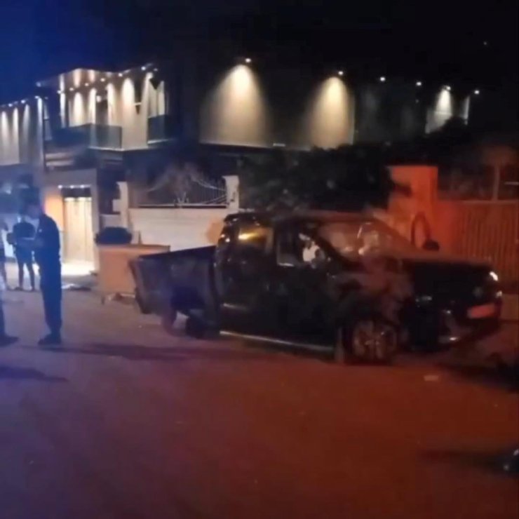 Kamyonet, Villanın Bahçe Duvarına Çarptı; 2 Ölü, 1'i Ağır, 3 Yaralı