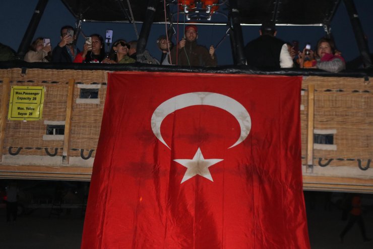 Kapadokya'da Balonlar, Türk Bayraklarıyla Havalandı