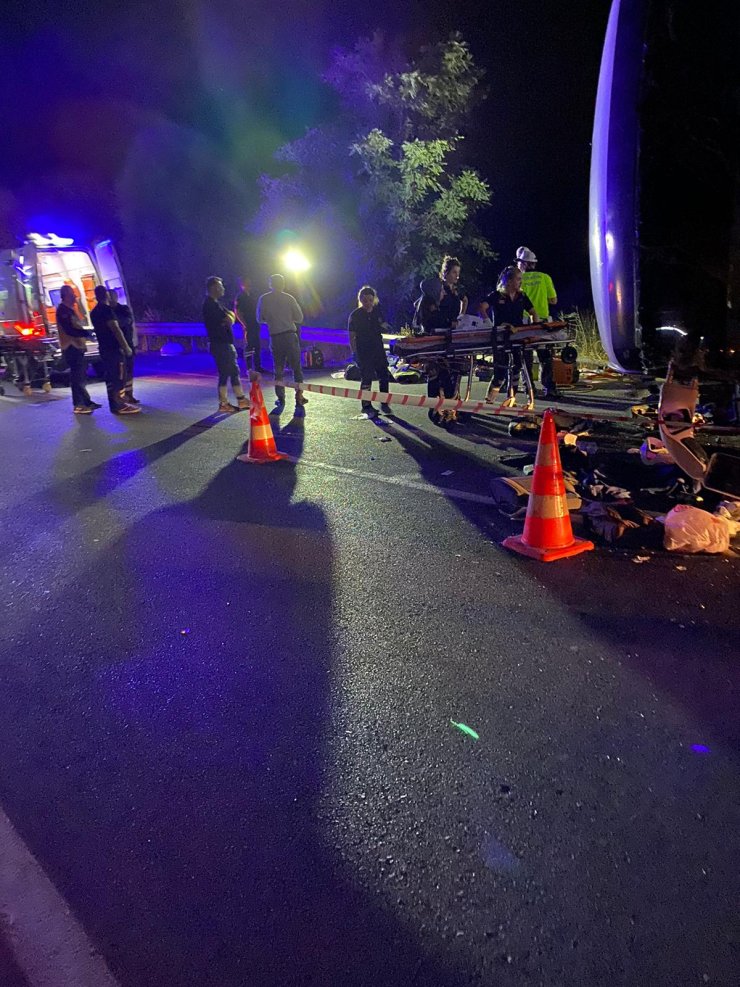 Karşı Şeride Geçen Kum Yüklü Kamyon, Yolcu Otobüsüyle Çarpıştı: 6 Ölü