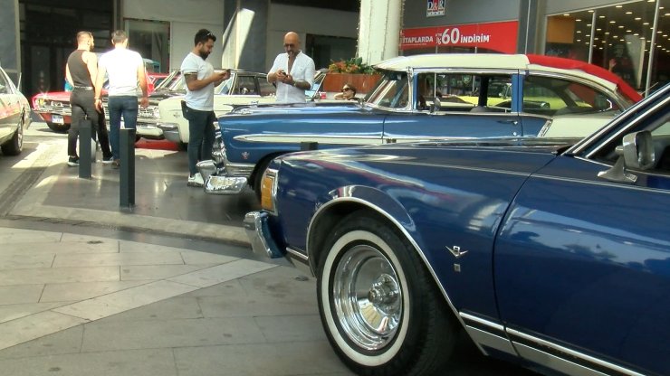 Kartal'da Klasik Otomobillerden 30 Ağustos Konvoyu