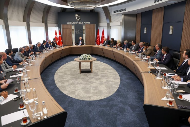 Kılıçdaroğlu, Partisinin Ankara İl Başkanı Akıllı İle İlçe Başkanlarını Kabul Etti