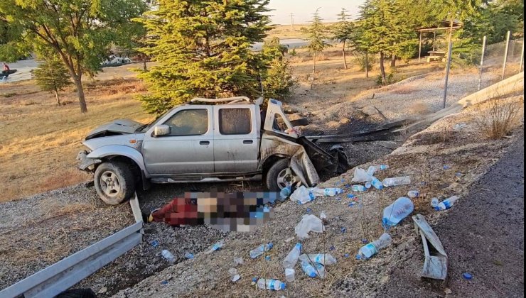 Lastiği Patlayan Tır, Kamyonet İle Otomobile Çarptı: 1 Ölü, 3 Yaralı