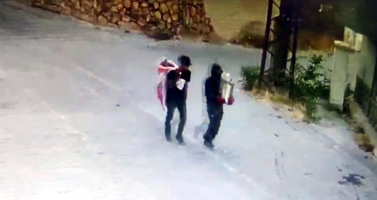 Liseden Çaldıkları Malzemeleri Taşırken Kameraya Yakalandılar