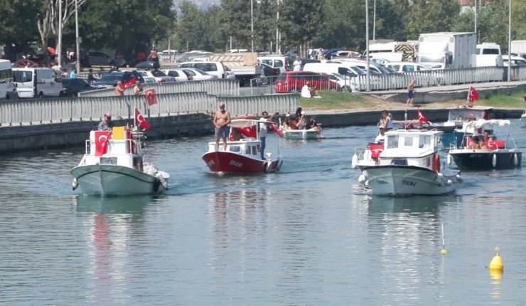 Onlarca Tekneden Menekşe Sahili'nden Atatürk Köşkü'ne 30 Ağustos Konvoyu