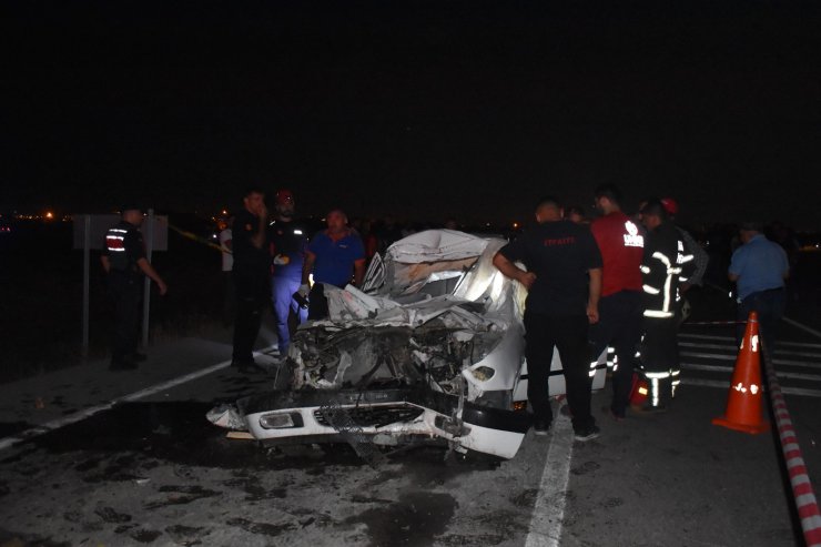 Otomobil, Kamyonete Arkadan Çarptı: 1 Ölü, 2 Yaralı