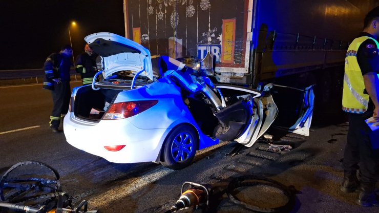 Otomobil, Tır'ın Altına Girdi: 1 Ölü