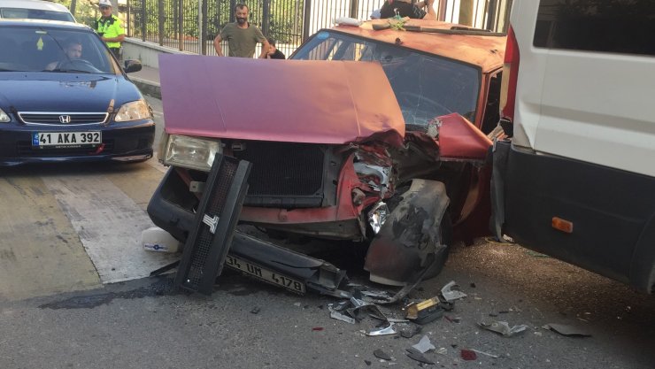 Park Halindeki Minibüse Çarpan Otomobildeki 6 Kişi Yaralandı