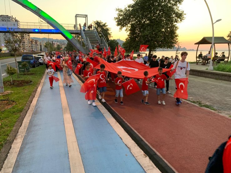 Rize'de 30 Ağustos Zafer Bayramı, 'Bayrak Yürüyüşü' Ve 101 Havai Fişek Gösterisi İle Kutlandı