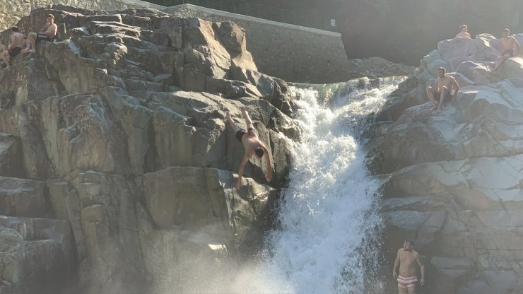 Rize'de Şelalede Tehlikeli Serinlik