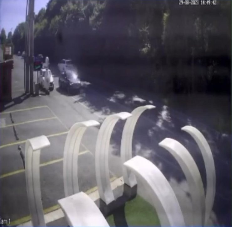 Sarıyer’de Yol Kenarındaki Tabelaya Çarpan Otomobil Takla Attı