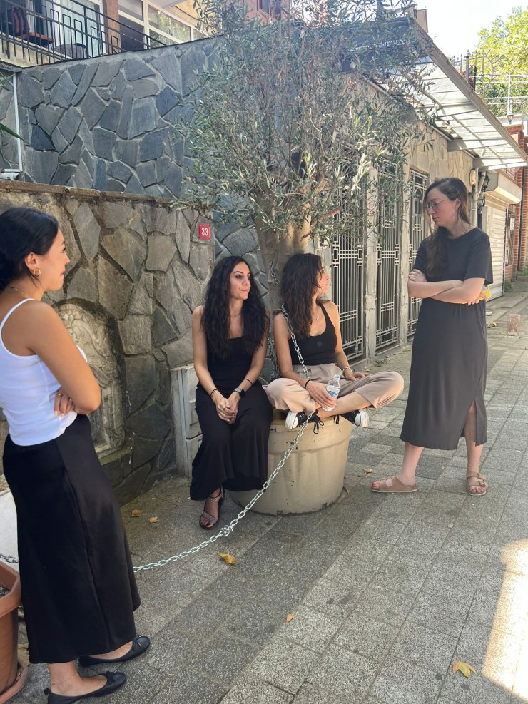 Sarıyer’de Zeytin Ağacı Tartışması: Kendini Ağaca Zincirledi