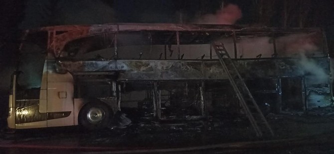 sivasta-trabzondan-gaziantepe-giden-yolcu-otobusu-alev-alev-yandi-o-anlar-cep-telefonu-kamerasina-yansirken-otobusten-geriye-demir-yigini-kaldi-4.jpg