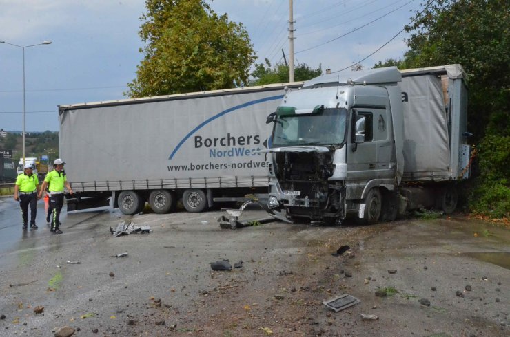 Tır'la Yaptığı Kazadan Yara Almadan Kurtuldu; Aracının Durumuna Üzüldü