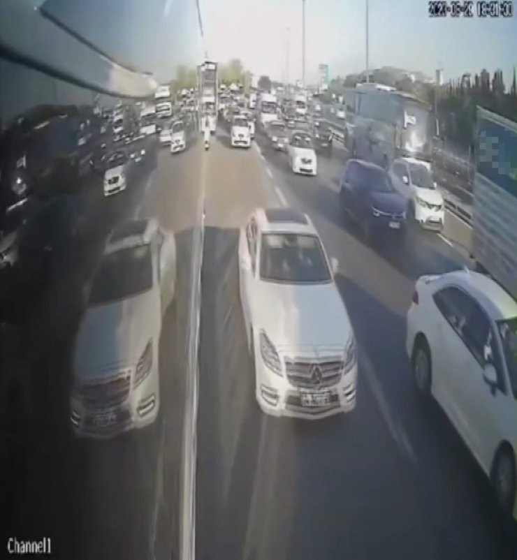 Ümraniye'de Yol Verme Tartışması: Sürücü Yolcu Otobüsünün Önünü Kesti