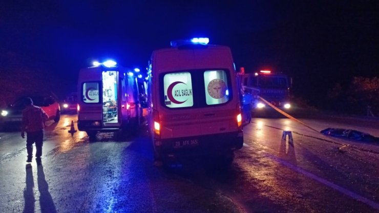 Yolcu Otobüsünün Çarptığı Hafif Ticari Araç Karşı Şeride Geçip Minibüsle Çarpıştı; 3 Ölü, Çok Sayıda Yaralı