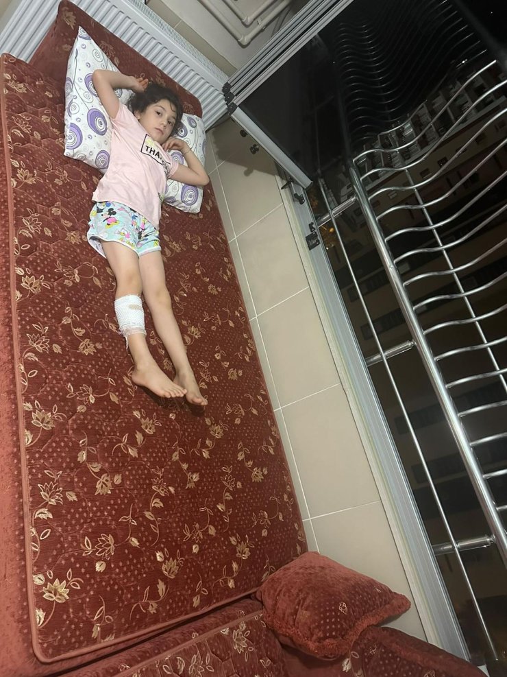 Adana’da Balkonda Uyuyan Çocuk, Bacağına İsabet Eden Yorgun Mermiyle Yaralandı