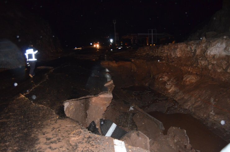 Aksaray'da Sel Nedeniyle Yol Yarıldı; Sulara Kapılan Araçta Mahsur Kaldılar