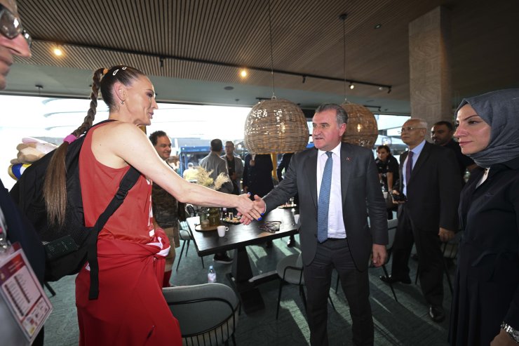 Bakan Bak'tan Filenin Sultanları'na Final Öncesi Moral Ziyareti