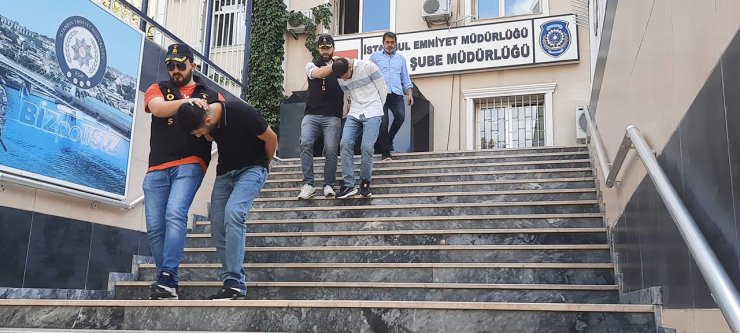Bakırköy'de Girdikleri Evden Cep Telefonlarını Çalan Şüpheliler Kamerada
