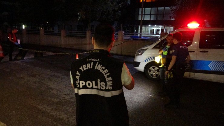 Evinin Önünde Tabancayla Vuruldu, Yaralı Halde Otomobille Hastaneye Gitti