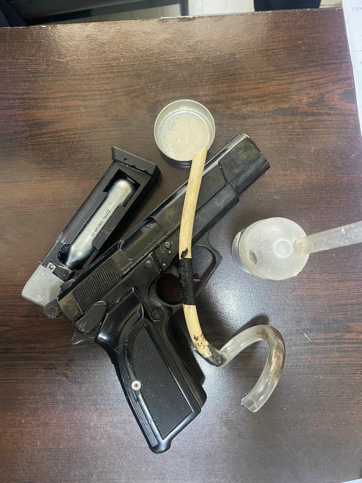 İzmir'de 14 Ayrı Hırsızlık Suçundan Aranan Şüpheli, Üzerinde Silah Ve Uyuşturucuyla Yakalandı