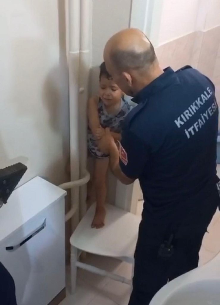 Kalorifer Borusu İle Duvar Arasına Sıkışan Çocuğu İtfaiye Kurtardı