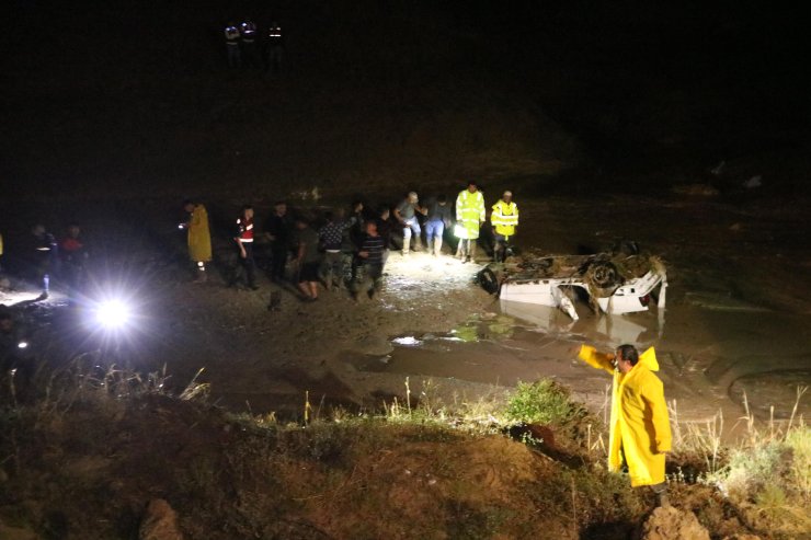 Nevşehir'de Otomobille Sel Suların Kapılan Çift Hayatını Kaybetti